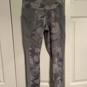ATHLETA Gray Camo Leggings Sz xs